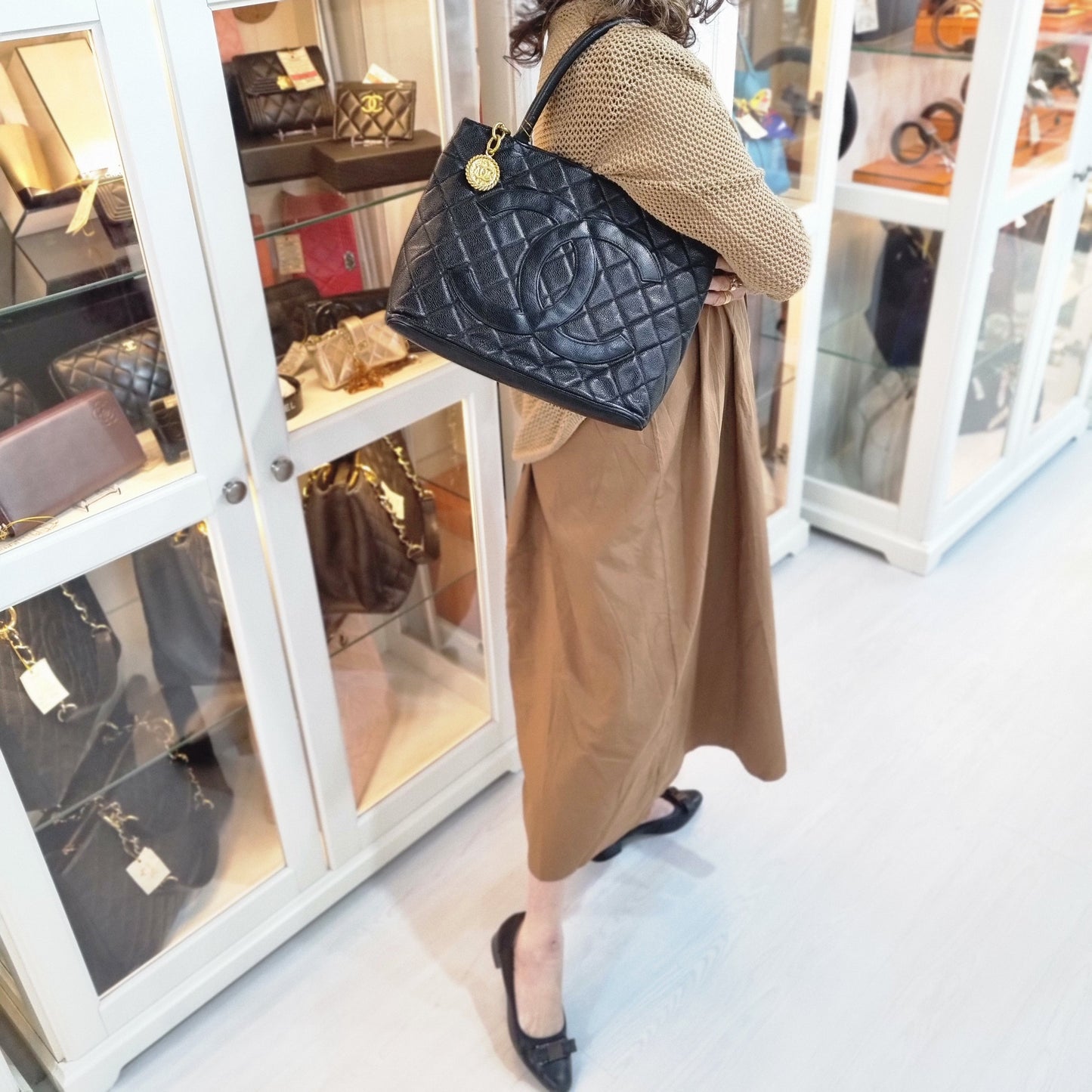 Chanel Medallion Shoulder Bag Caviar Ghw (Black)