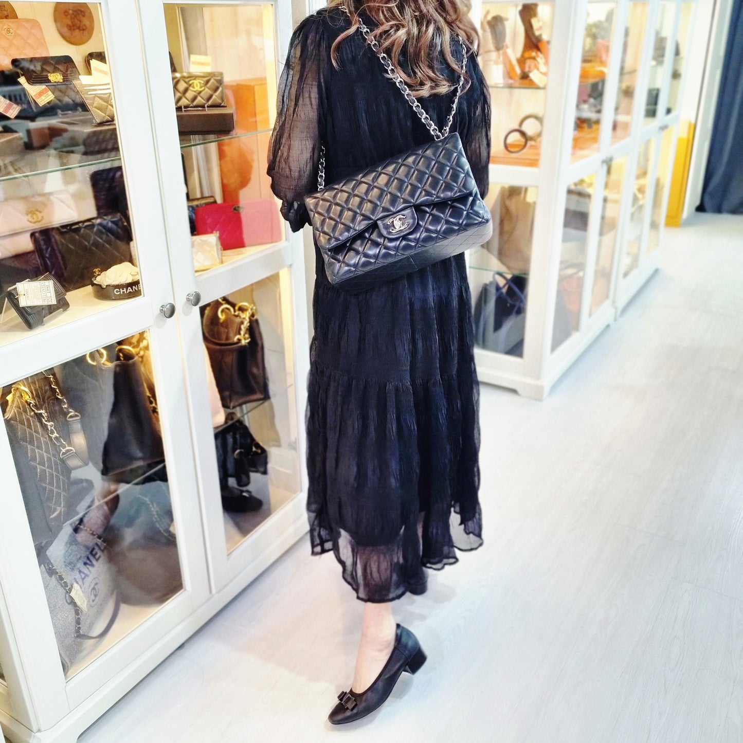 Chanel Classic Jumbo Double Flap Lambskin Shw (Black)