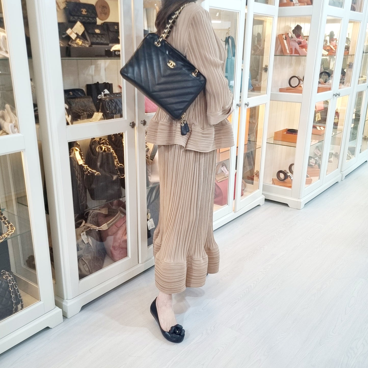 Chanel V-Stitch Chevron Quilted Chain Leather Shoulder Bag Ghw (Black)