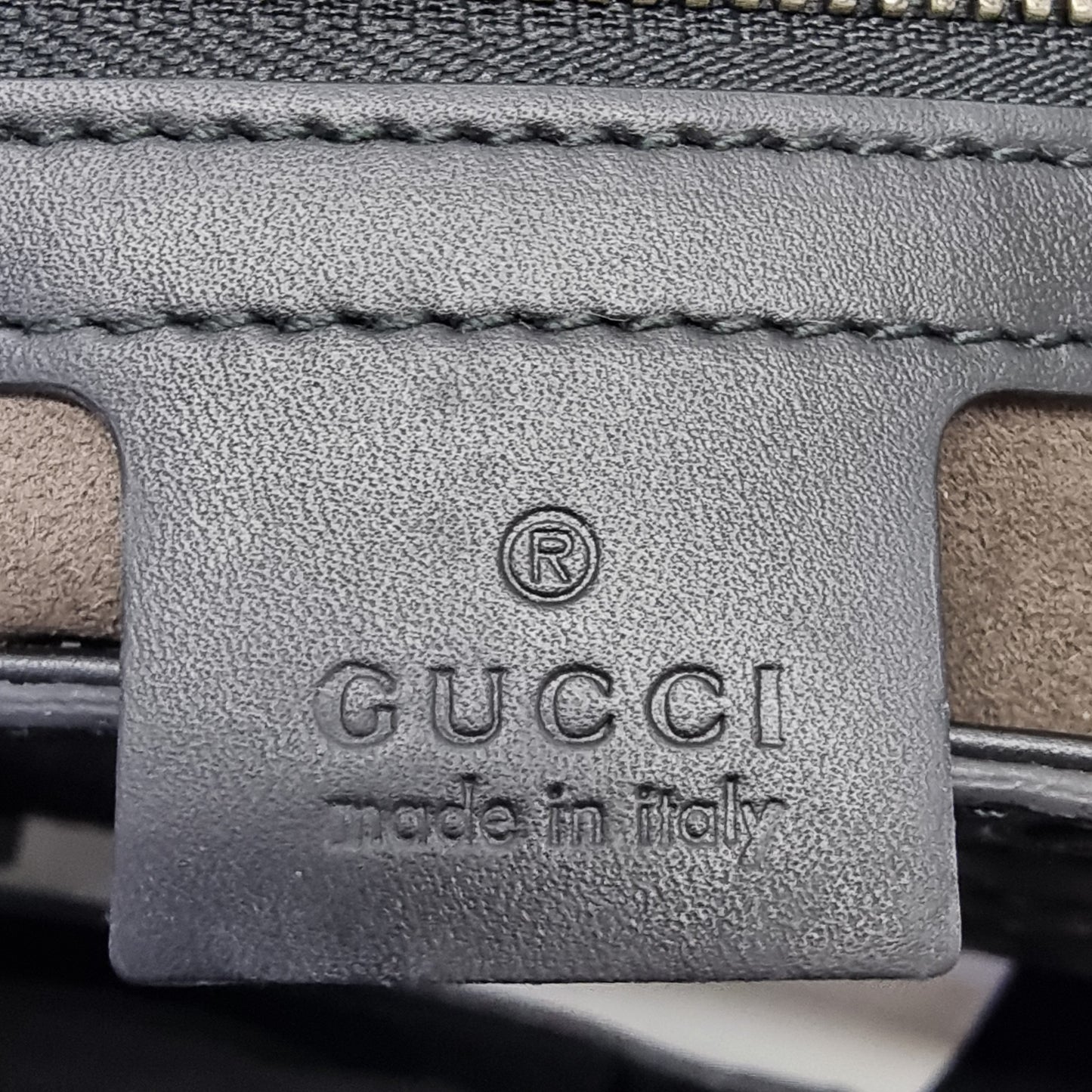 Gucci Signature Leather Messenger Bag Shw (Black)