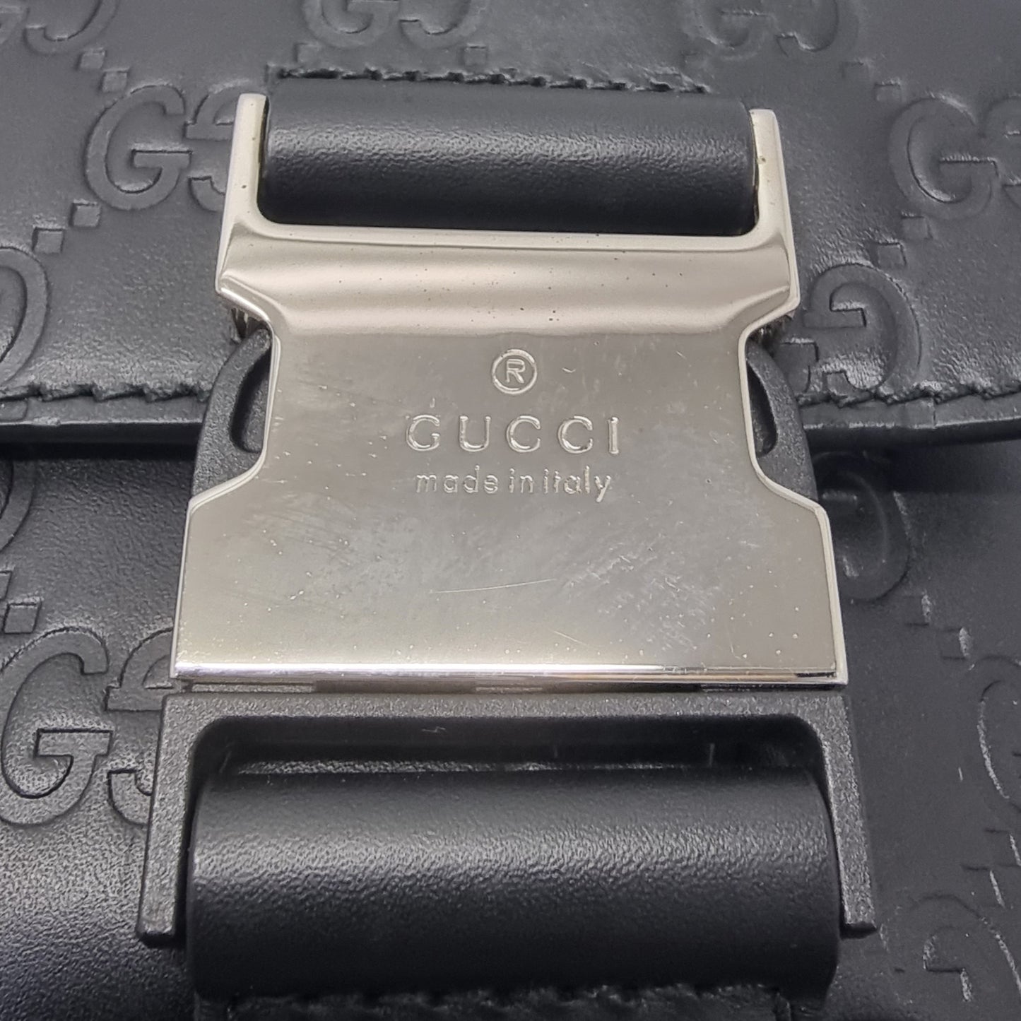 Gucci Signature Leather Messenger Bag Shw (Black)