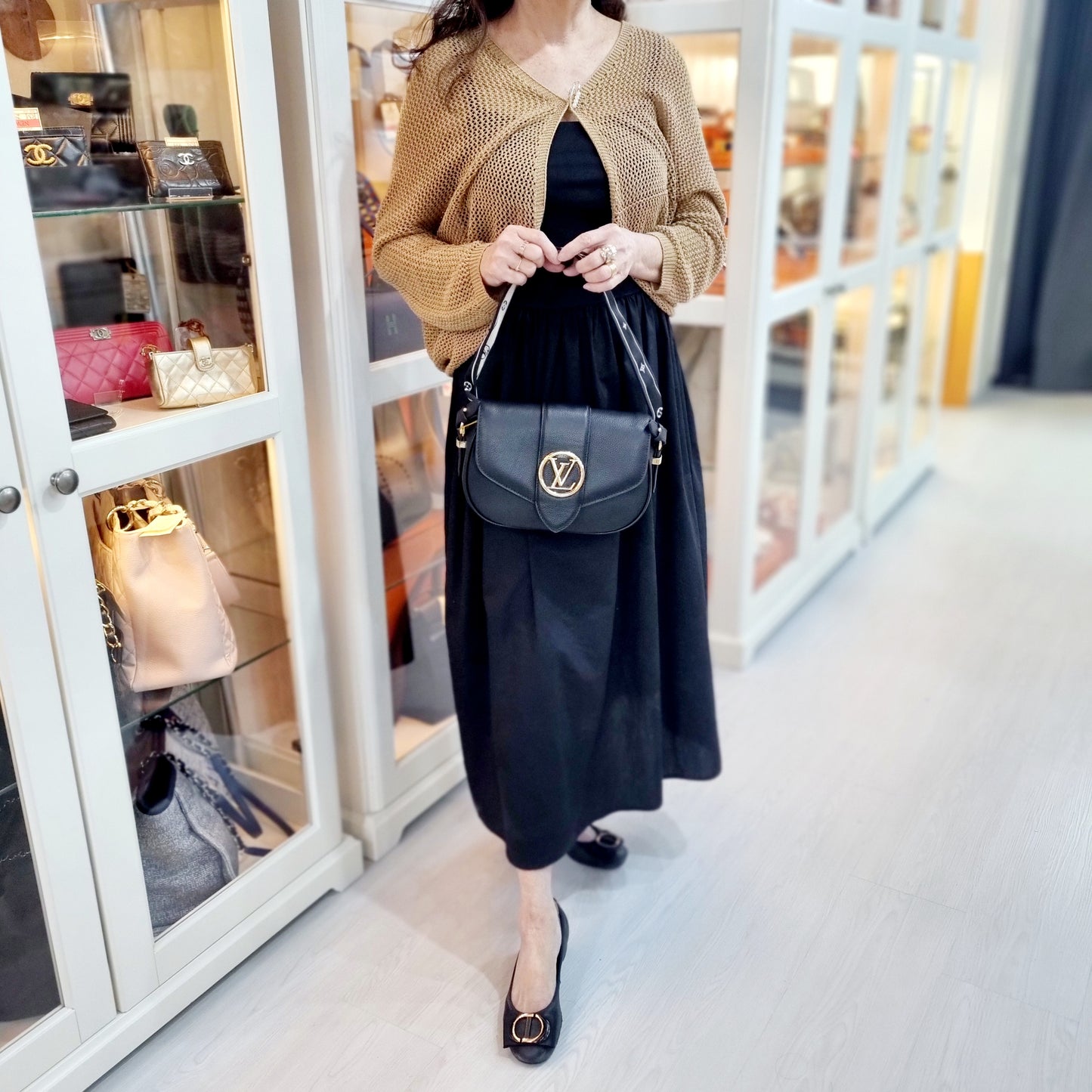 Louis Vuitton Pont 9 Soft MM Grained Calfskin Ghw (Black)