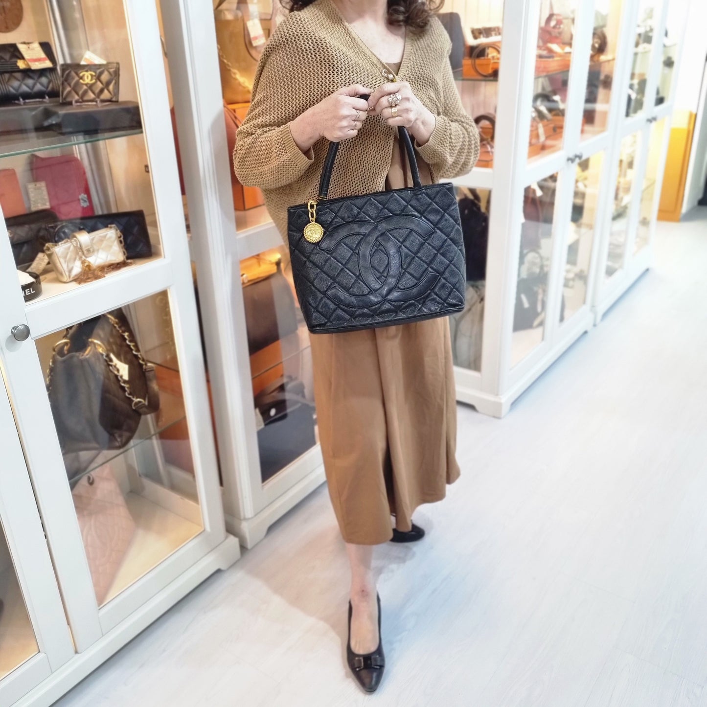 Chanel Medallion Shoulder Bag Caviar Ghw (Black)