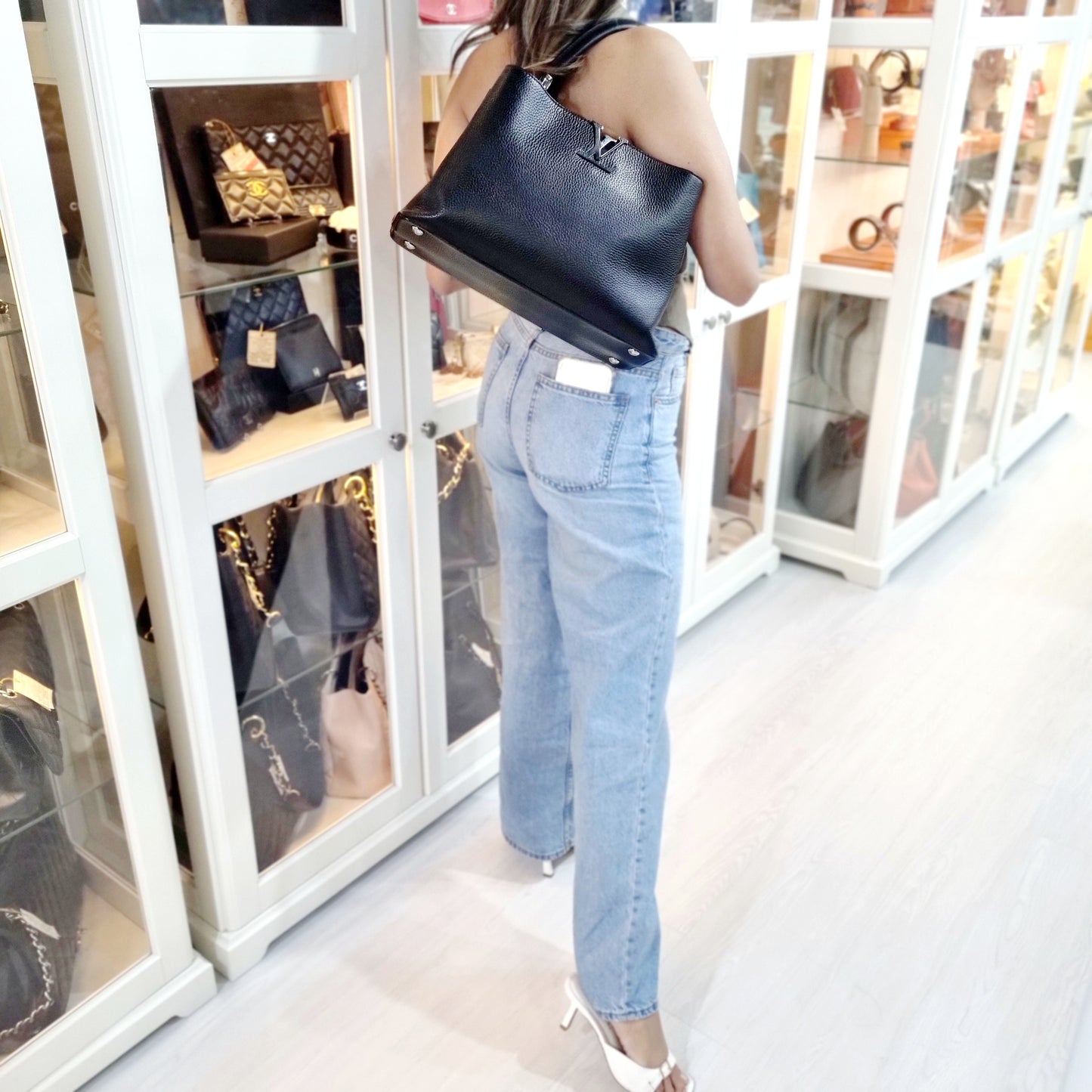 Louis Vuitton Capucines GM Taurillon Leather Shw (Black)