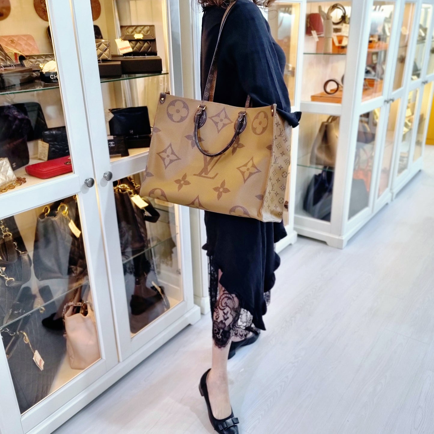 Louis Vuitton OnTheGo GM Monogram Giant Reverse Brass Hardware