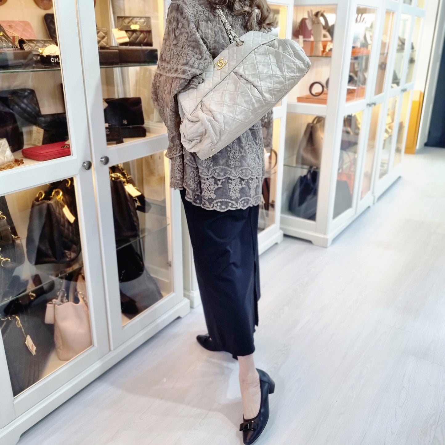 Chanel Chic Quilt Iridescent Calfskin Large Bowling Bag Ghw (Ivory)