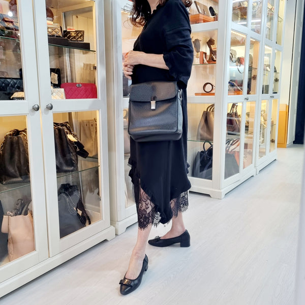 Louis Vuitton Yaranga Messenger Bag Taiga Leather Shw (Black)