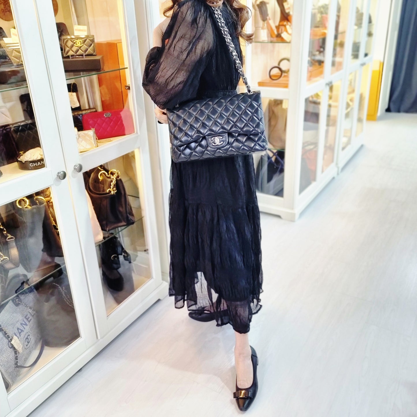 Chanel Classic Jumbo Double Flap Lambskin Shw (Black)