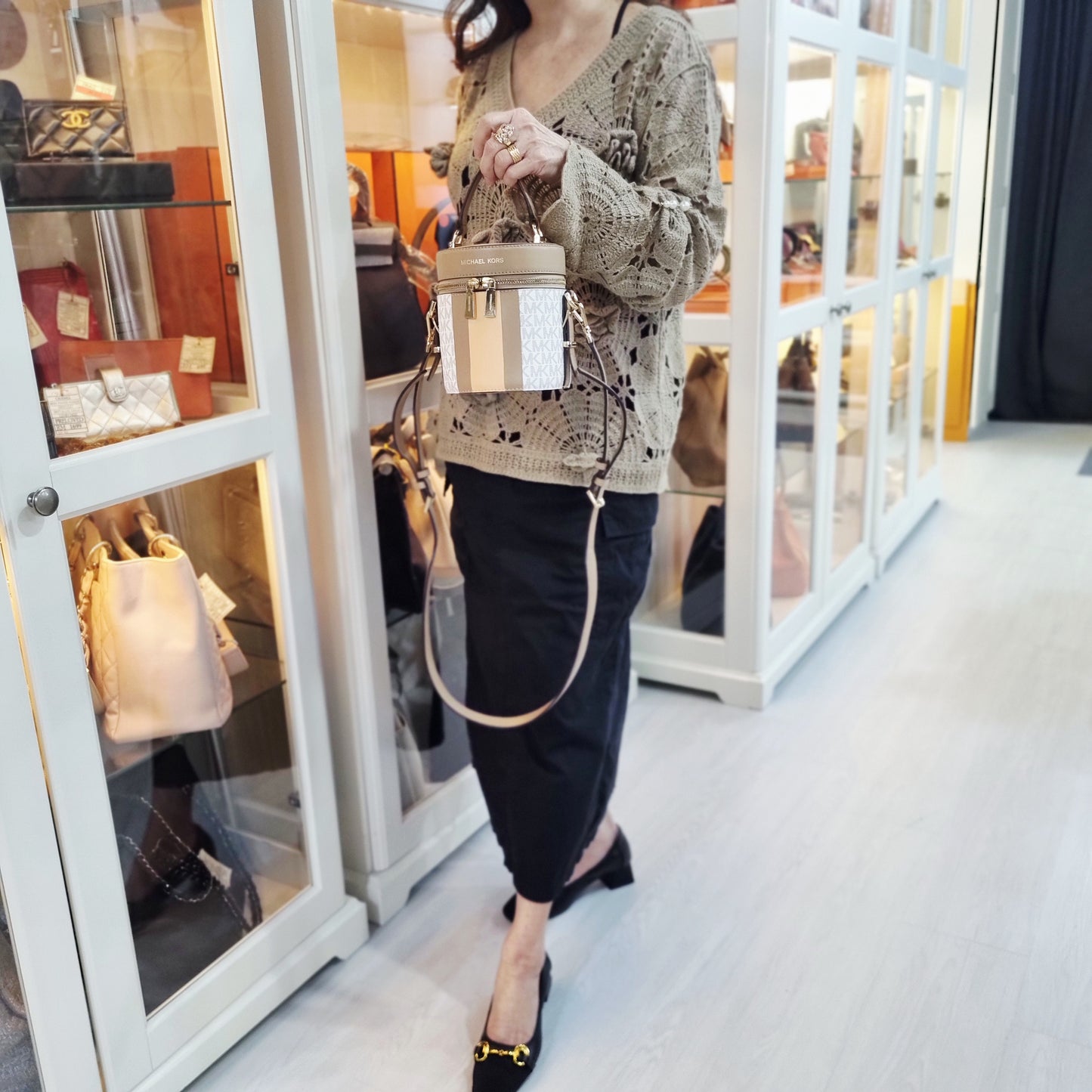 Michael Kors Bedford Travel Logo Stripe Crossbody Ghw (White/Camel/Cantaloupe)