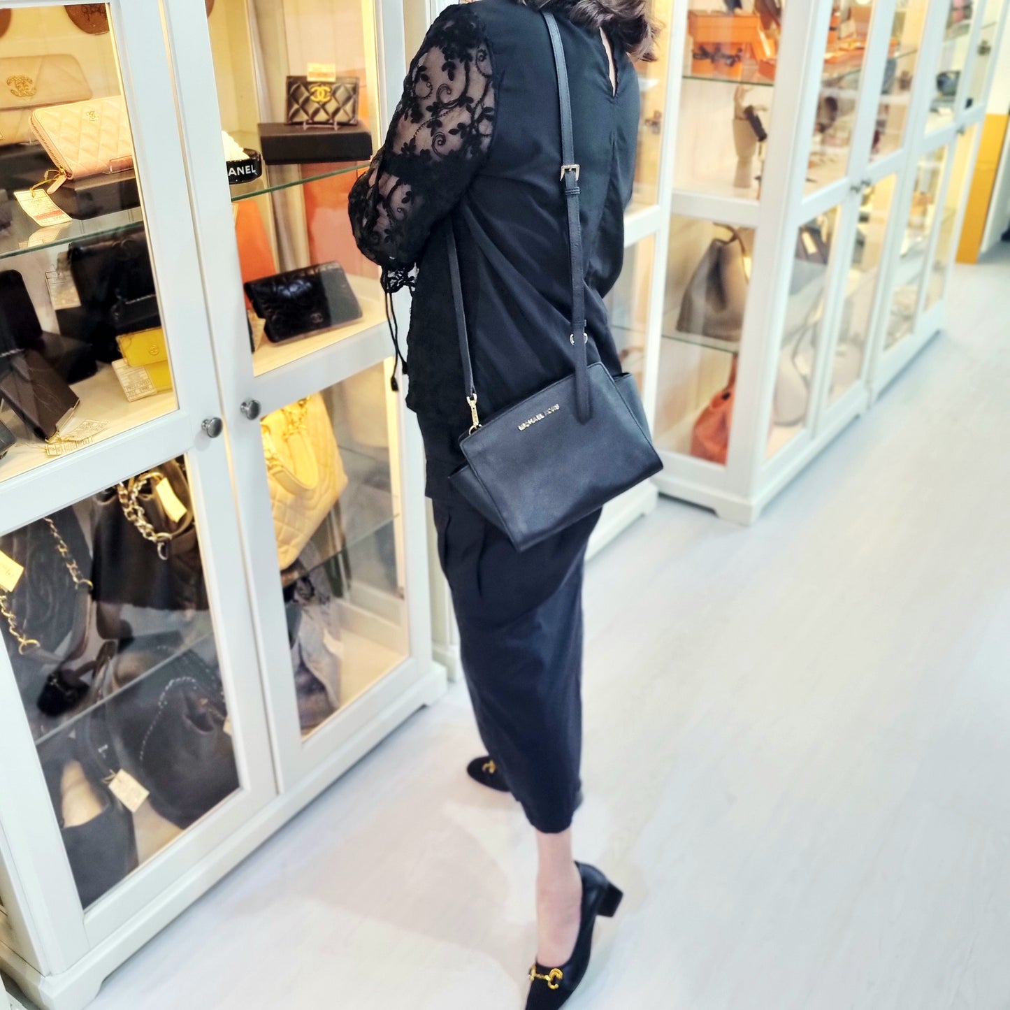 Michael Kors Selma Medium Saffiano Leather Crossbody Ghw (Black)