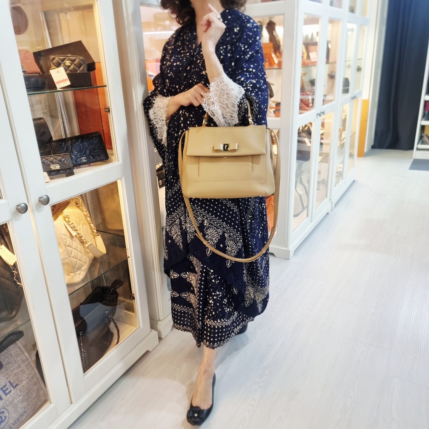 Salvatore Ferragamo Vara Bow Pebbled Leather Tote Bag Ghw (Beige)