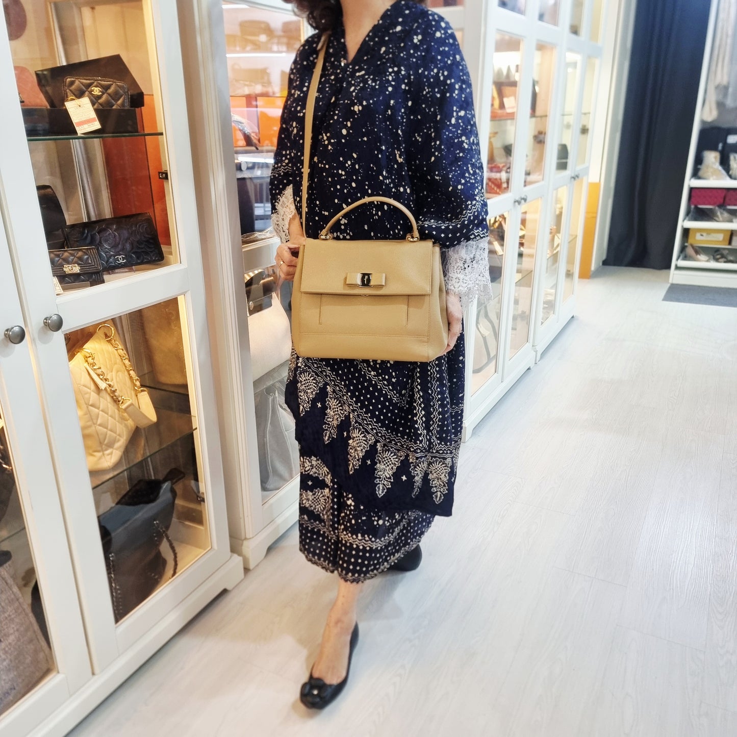 Salvatore Ferragamo Vara Bow Pebbled Leather Tote Bag Ghw (Beige)