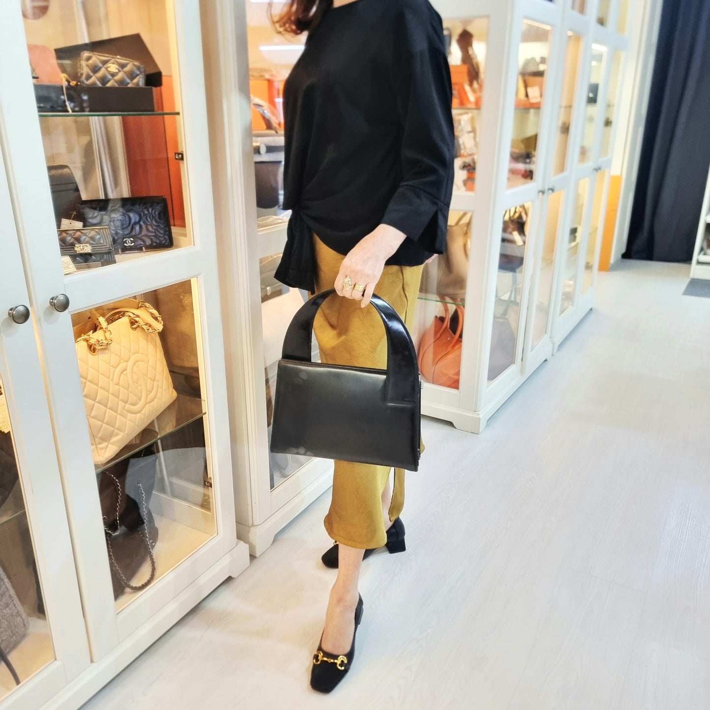 Gucci Vintage Skiny Smooth Calfskin Shoulder Bag (Black)