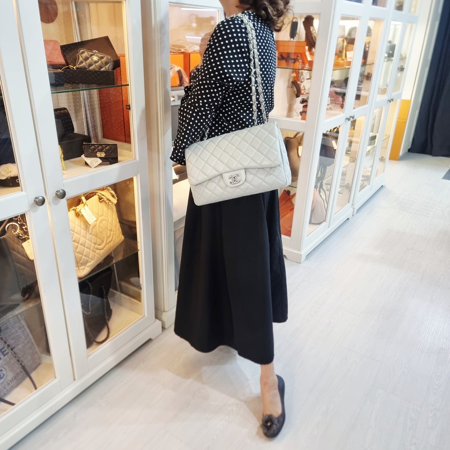 Chanel Classic Jumbo Single Flap Caviar Shw (Light Grey)