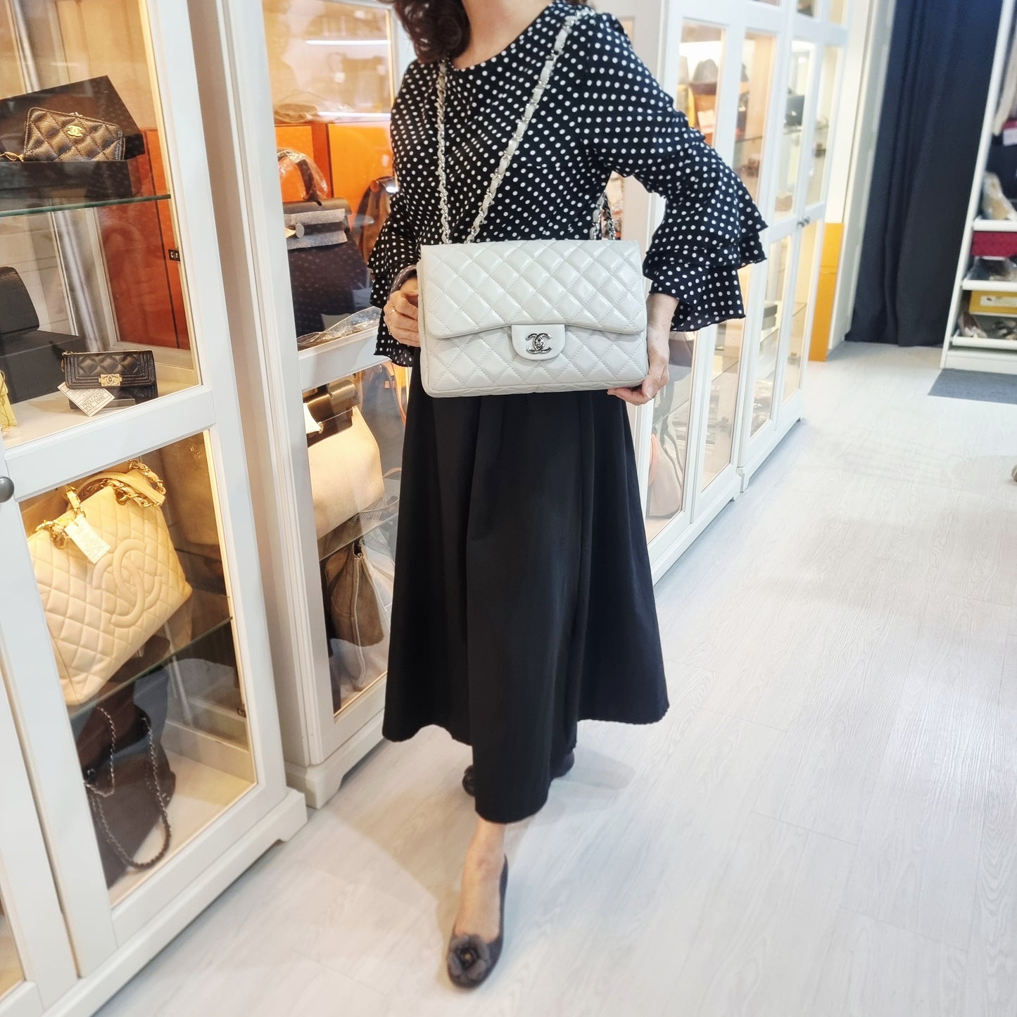 Chanel Classic Jumbo Single Flap Caviar Shw (Light Grey)
