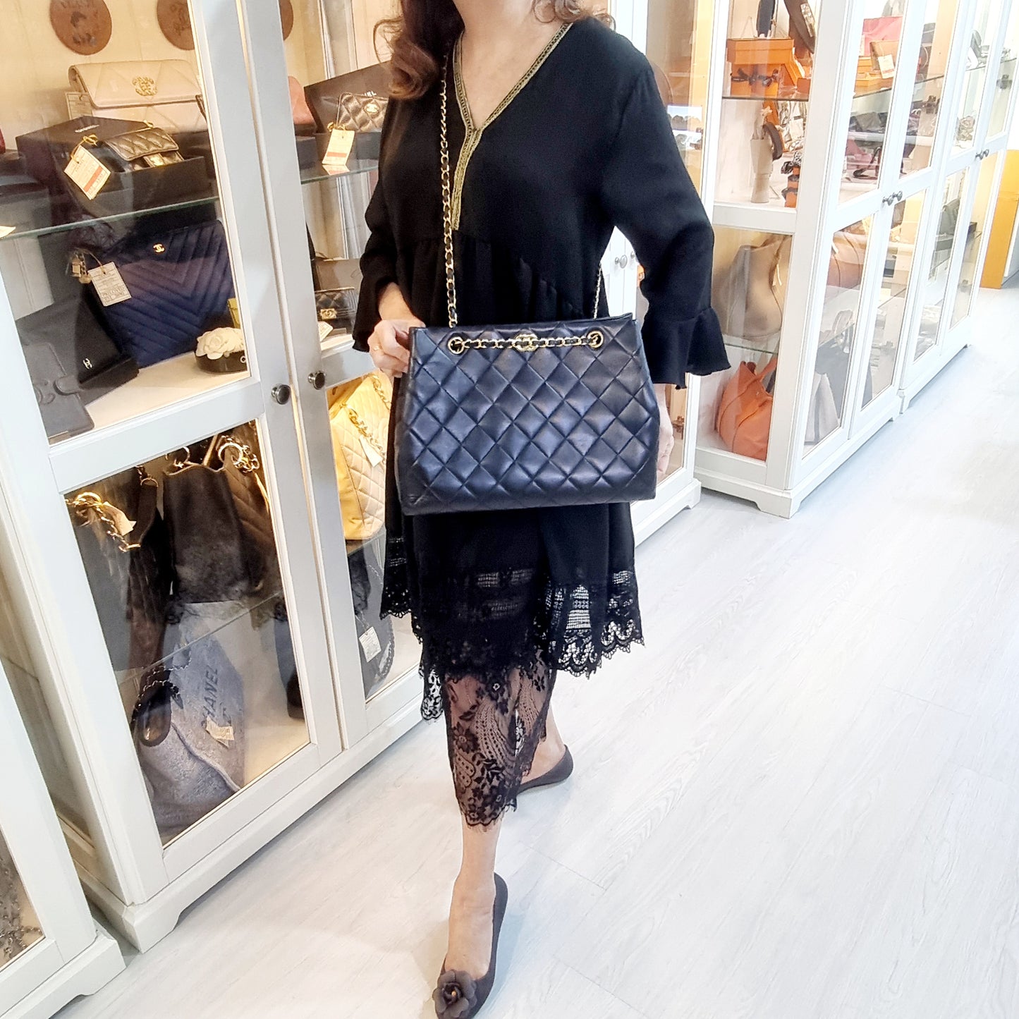 Chanel Vintage Quilted Lambskin Shoulder Bag Ghw (Black)