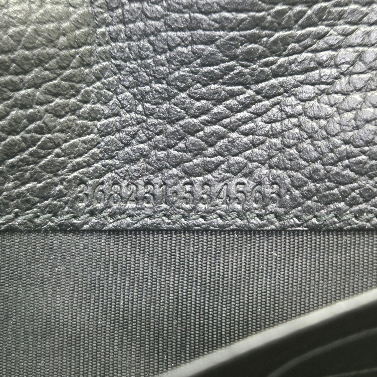 Gucci Swing Wallet On Strap Pebbled Leather Ghw (Black)