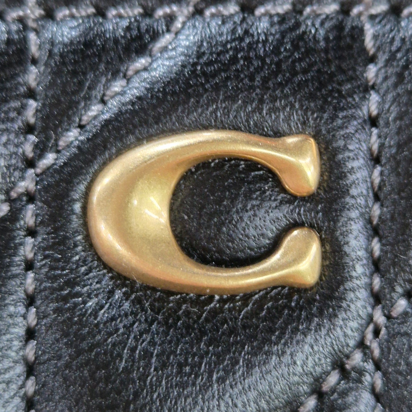 Coach Essential Small Zip Around Card Case With Quilting Ghw (Black)