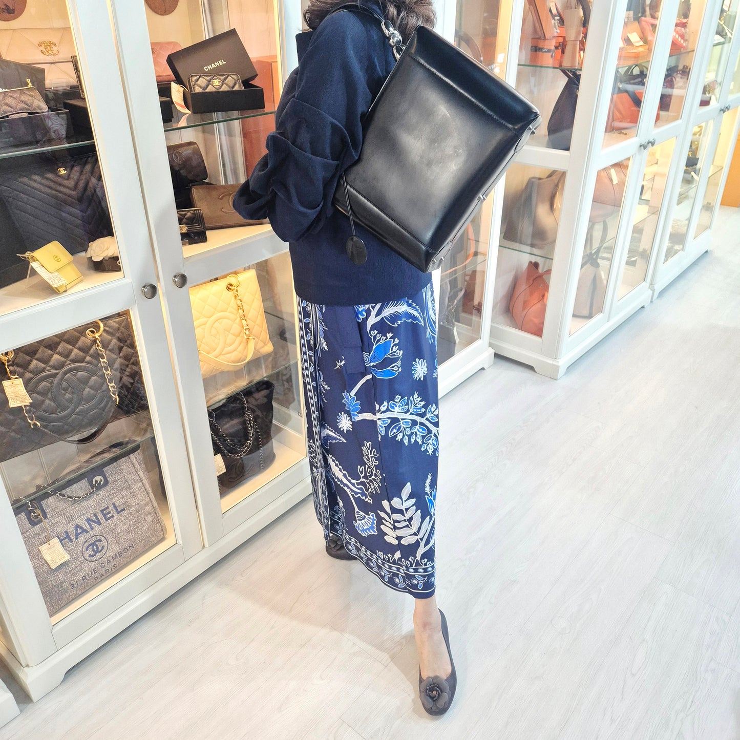 Christian Dior Malice Pearl Top Handle Leather Bag Shw (Black)