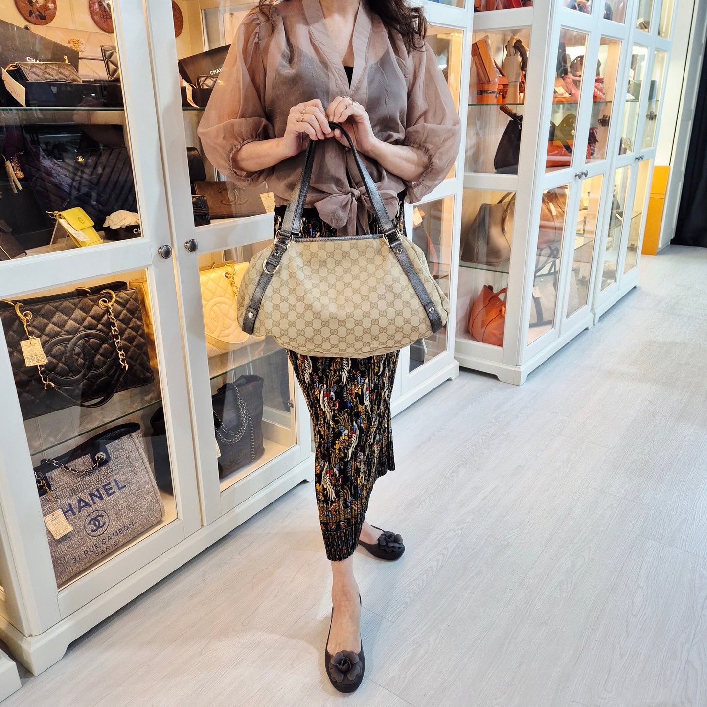 Gucci GG Canvas Abbey Hobo Bag Ghw (Beige/Dark Silver)