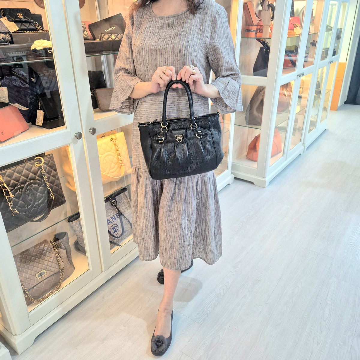 Salvatore Ferragamo Gancini Grained Calfskin Leather Tote Ghw (Black)