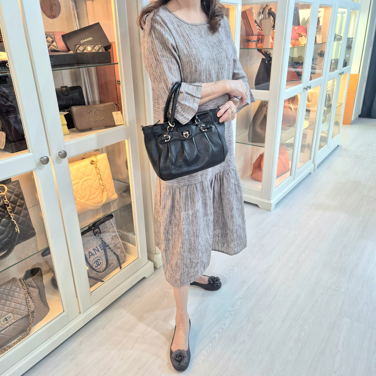 Salvatore Ferragamo Gancini Grained Calfskin Leather Tote Ghw (Black)