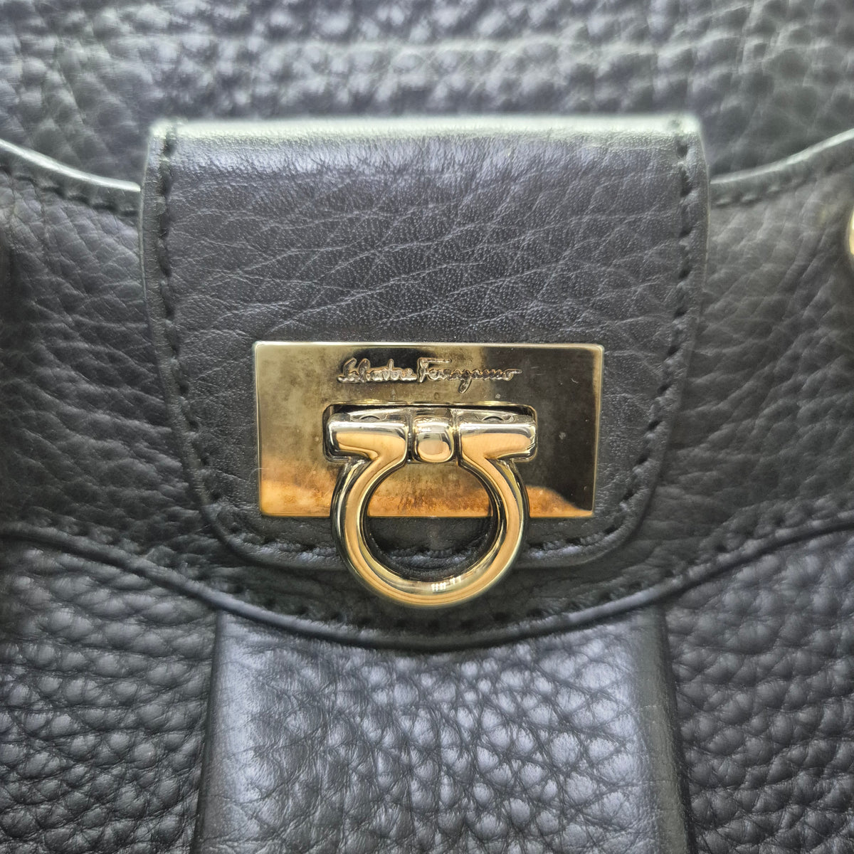 Salvatore Ferragamo Gancini Grained Calfskin Leather Tote Ghw (Black)