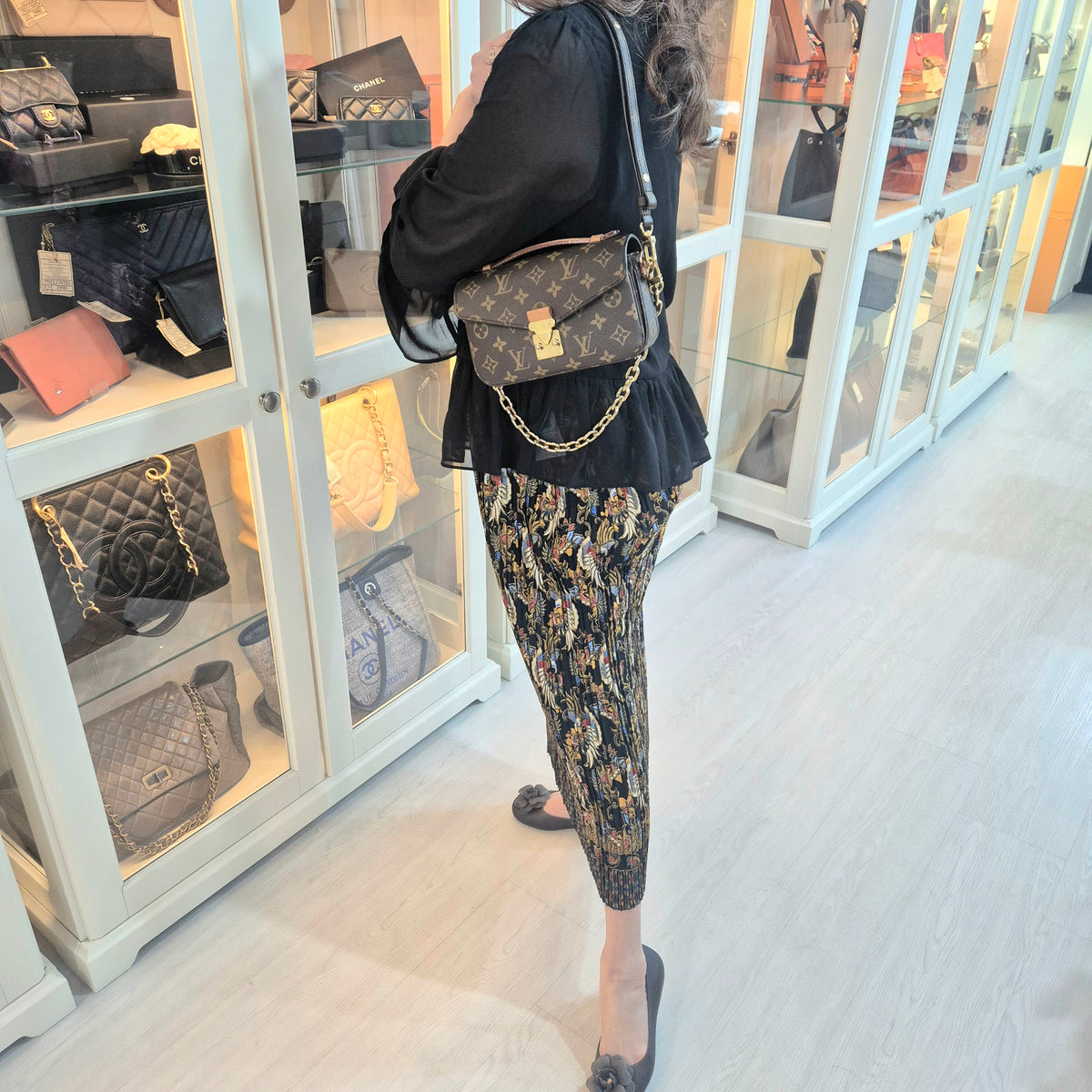 Louis Vuitton Pochette Metis East West Monogram Ghw