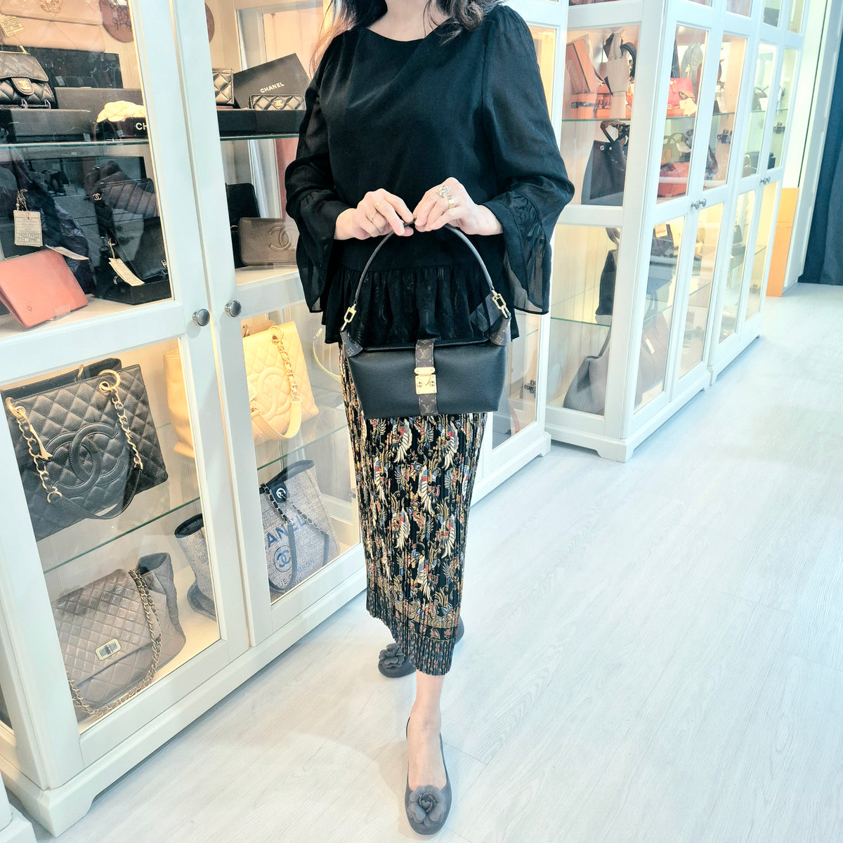 Louis Vuitton Pochette Mia Limited Edition Ghw (Black)