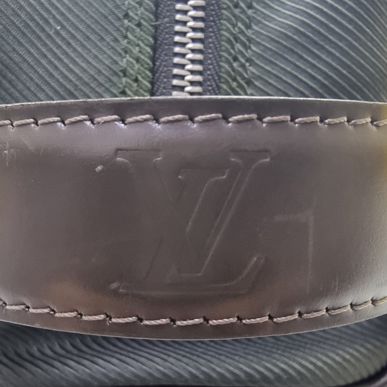 Louis Vuitton Parana Clutch Taiga Leather Shw (Khaki)