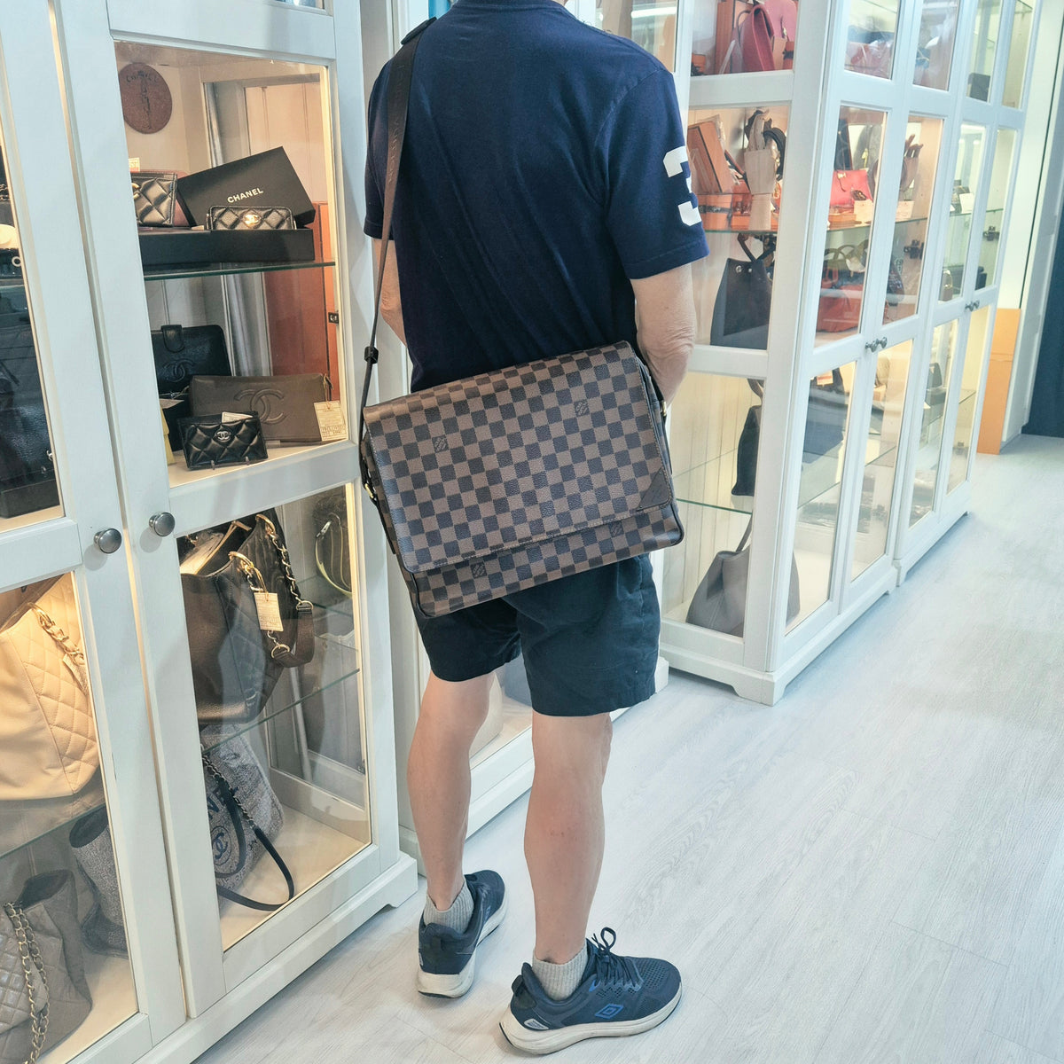 Louis Vuitton Shelton MM Messenger Bag Damier Ebene Ghw