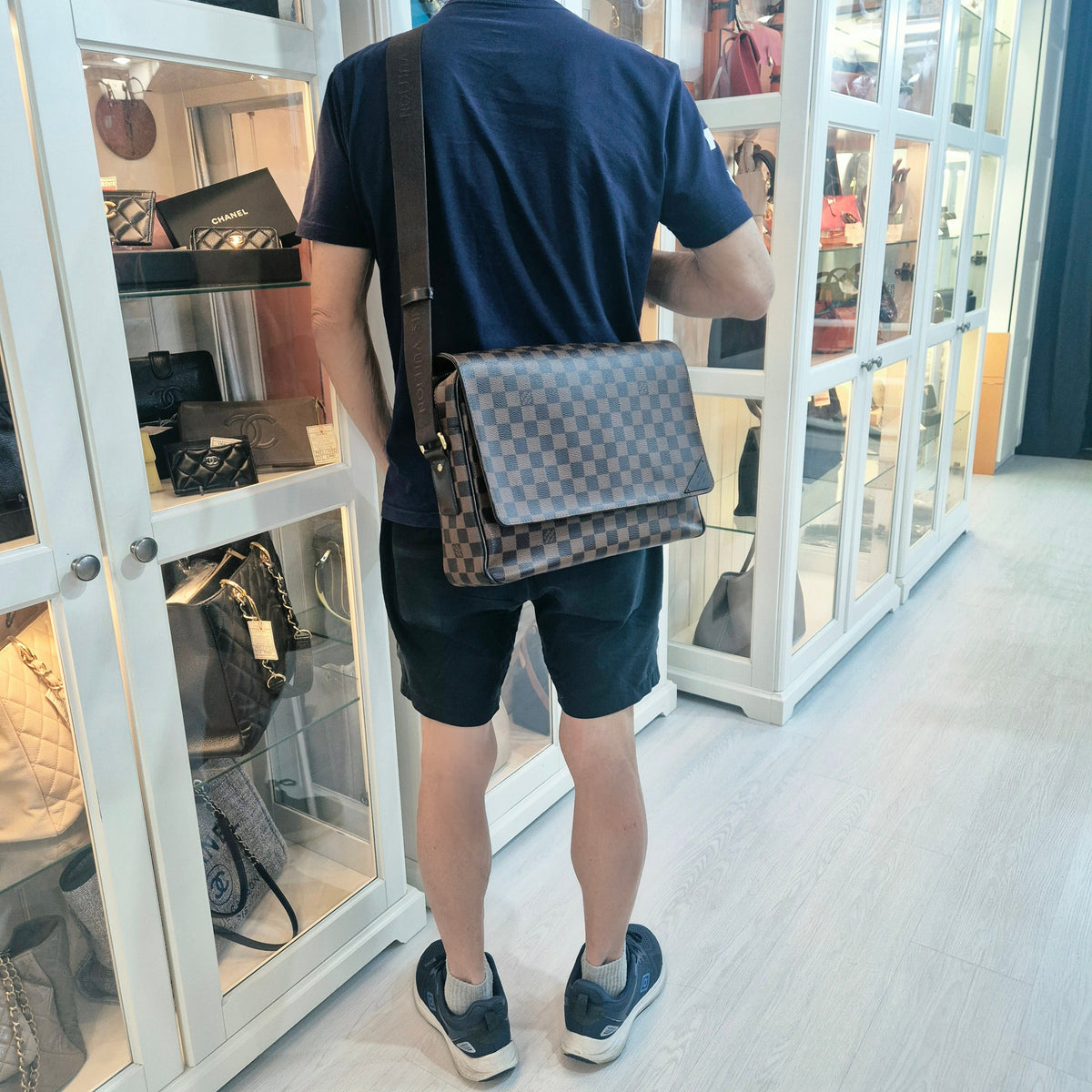 Louis Vuitton Shelton MM Messenger Bag Damier Ebene Ghw