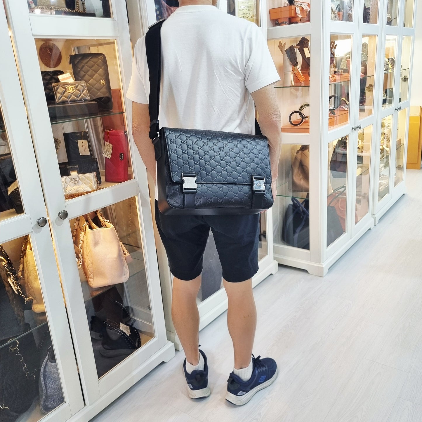 Gucci Signature Leather Messenger Bag Shw (Black)