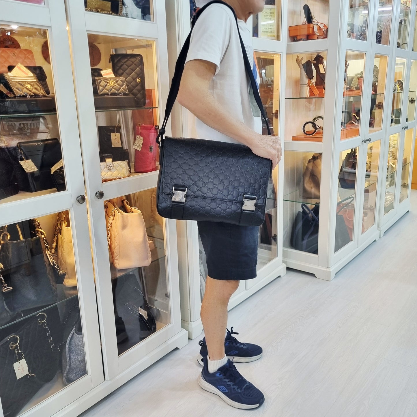 Gucci Signature Leather Messenger Bag Shw (Black)