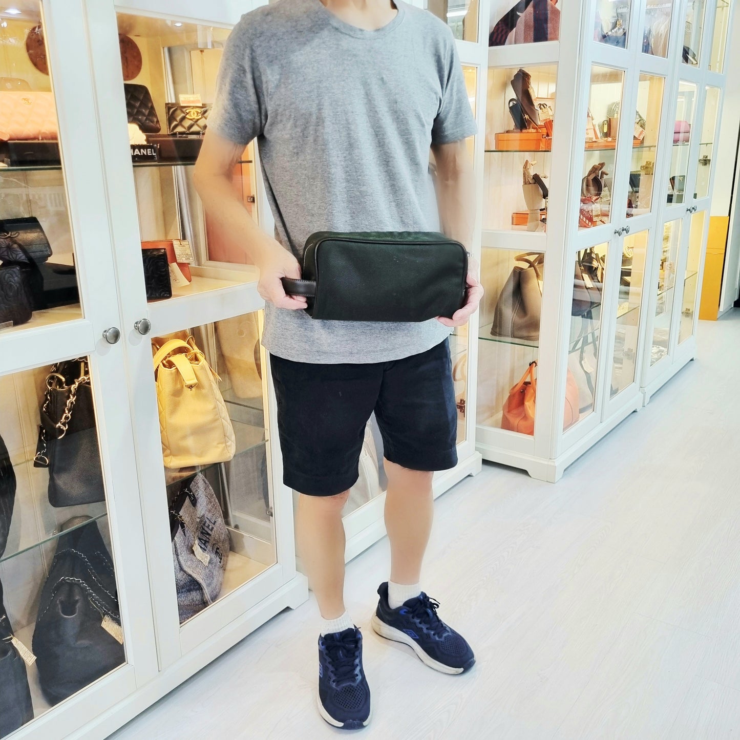 Louis Vuitton Parana Clutch Taiga Leather Shw (Khaki)
