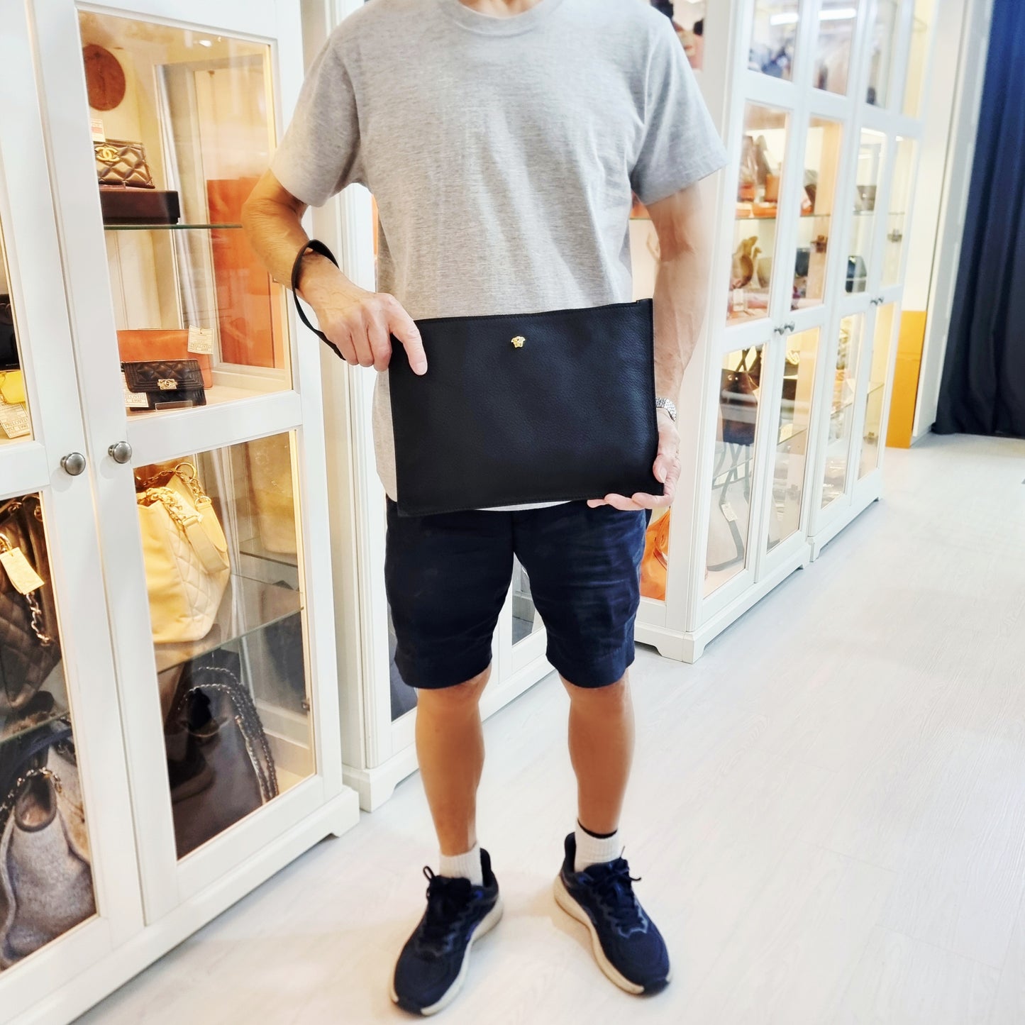 Versace Medusa Leather Wrist Clutch Ghw (Black)