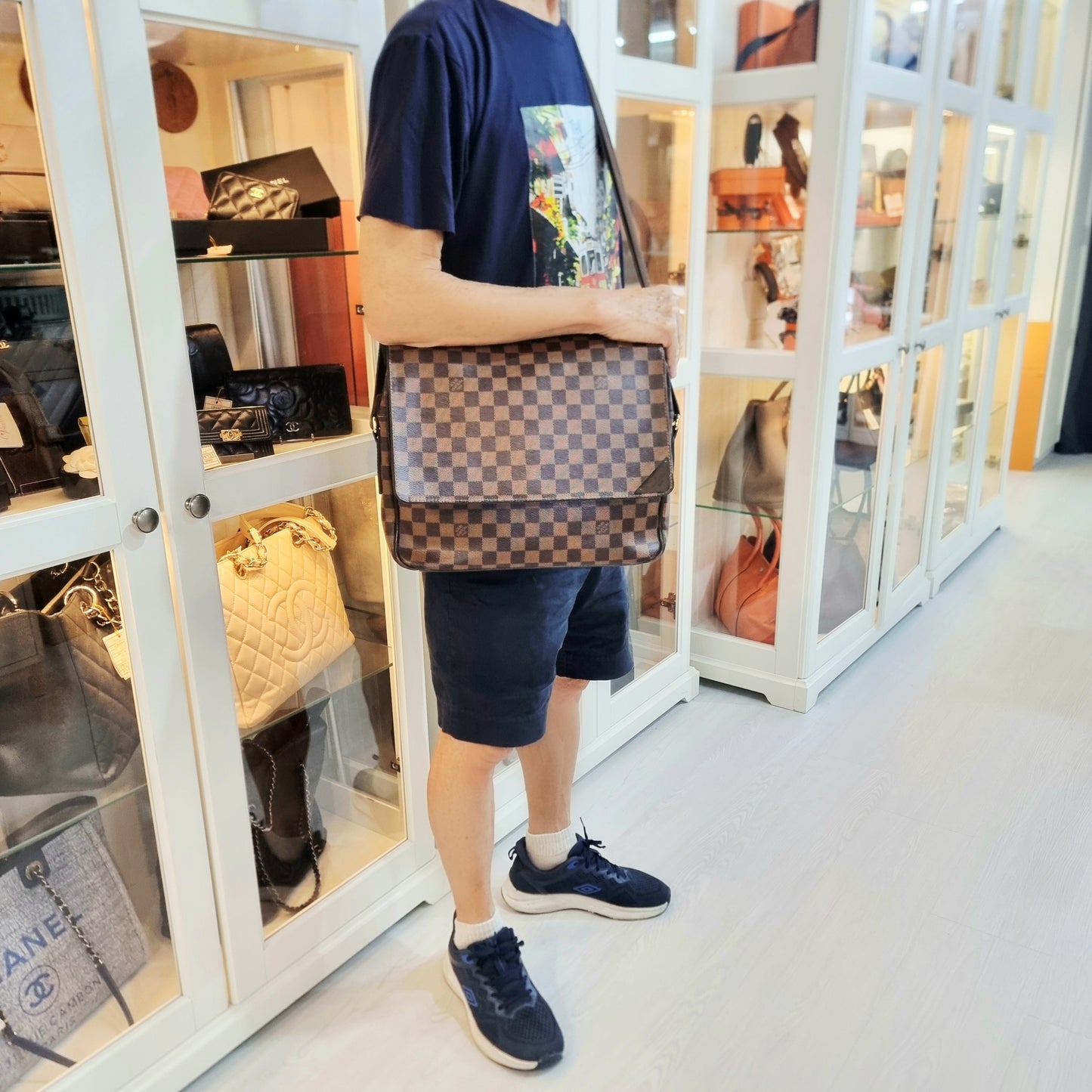 Louis Vuitton Shelton MM Messenger Bag Damier Ebene Ghw