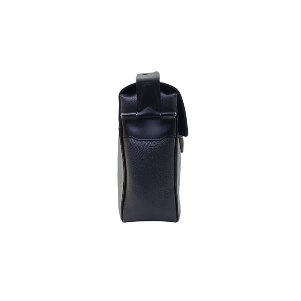 Louis Vuitton Yaranga Messenger Bag Taiga Leather Shw (Black)